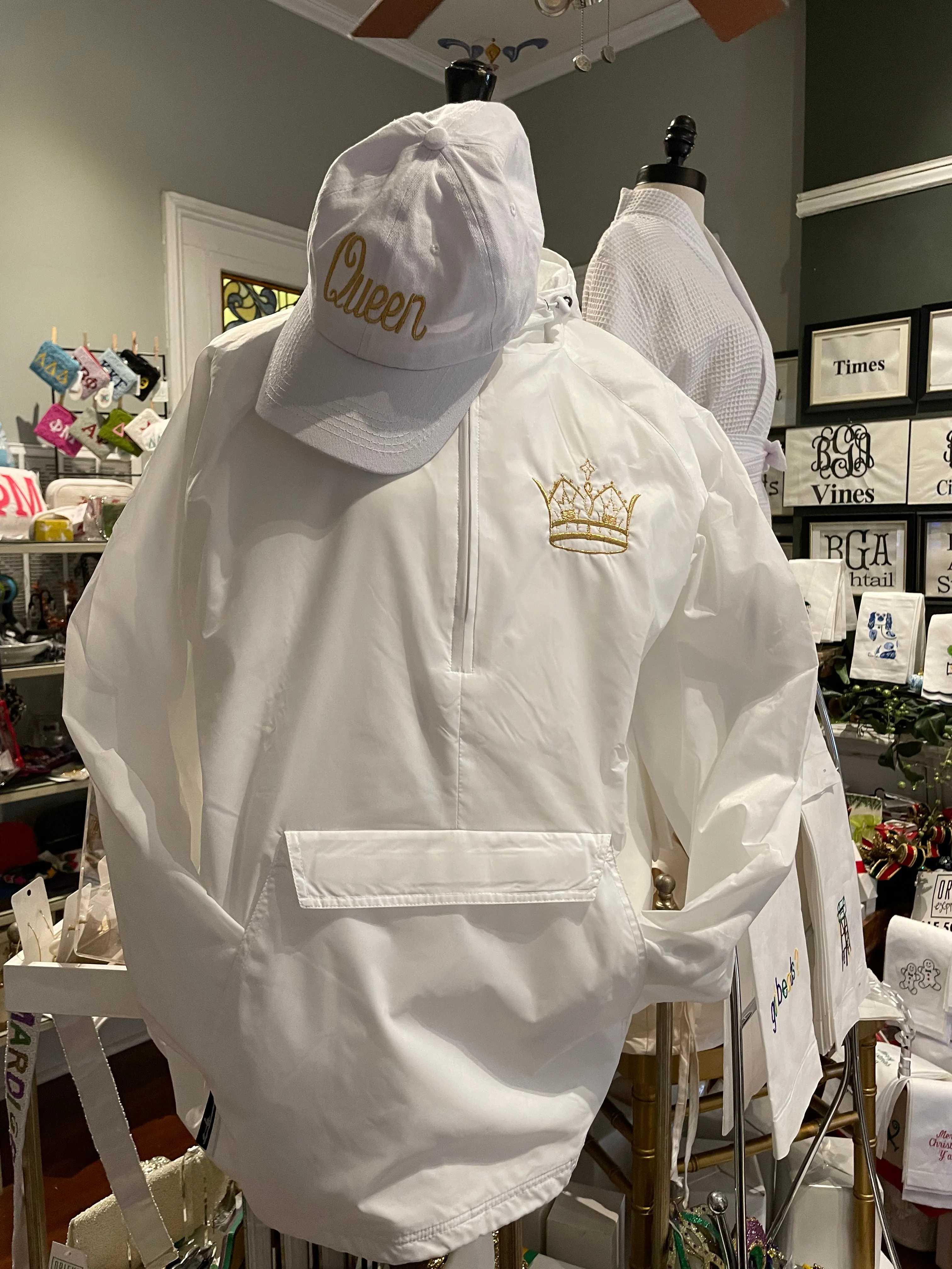 EMBROIDERED CROWN WHITE LINED PULLOVER